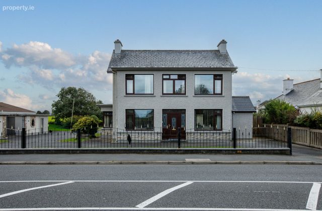 Gillaroo Lodge, West End, Bundoran, Co. Donegal - Click to view photos