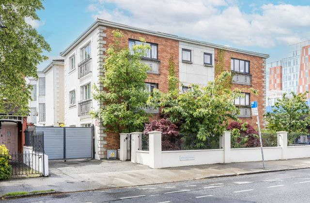 Shelbourne Park Mews, Grand Canal Dock, Dublin 4 - Click to view photos