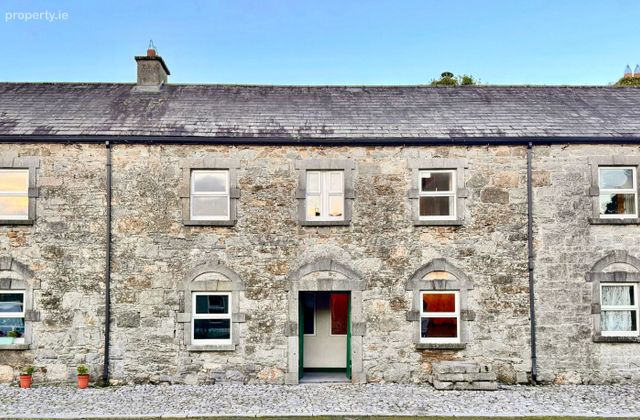 Ballinderry Court, Ballinderry, Moate, Co. Westmeath - Click to view photos