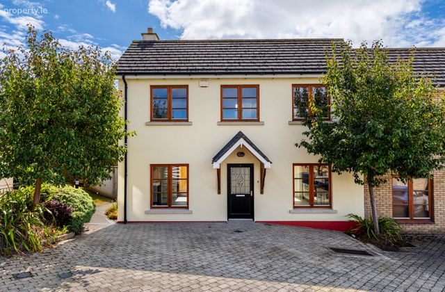 3 Oak Hall, The Hill, Malahide, Dublin, Malahide, Co. Dublin - Click to view photos