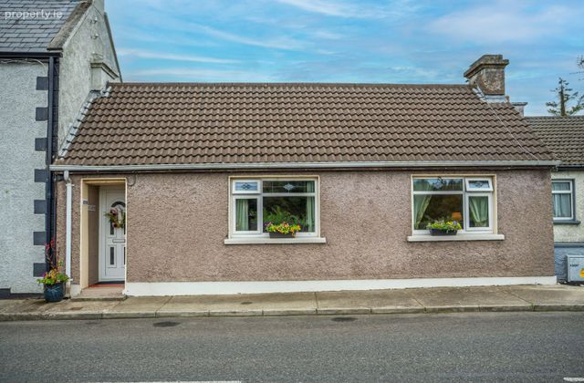 Quay Cottage, The Quay, Ballina, Co. Mayo - Click to view photos