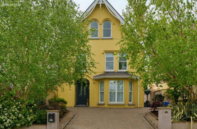 30 Lindville, Blackrock, Co. Cork - Click to view photos