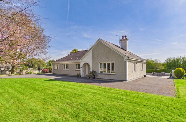 Crossogue House, Athnid More, Thurles, Co. Tipperary, Athnid, Co. Tipperary - Click to view photos
