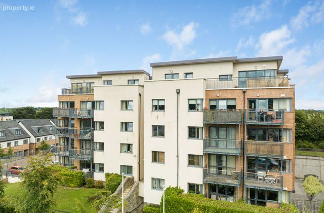 1 The Crescent, Carrickmines Manor, Carrickmines, Dublin 18 - Click to view photos