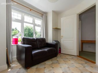 7 Castle Lawn, Kilgobbin Wood, Leopardstown, Dublin 18 - Image 5