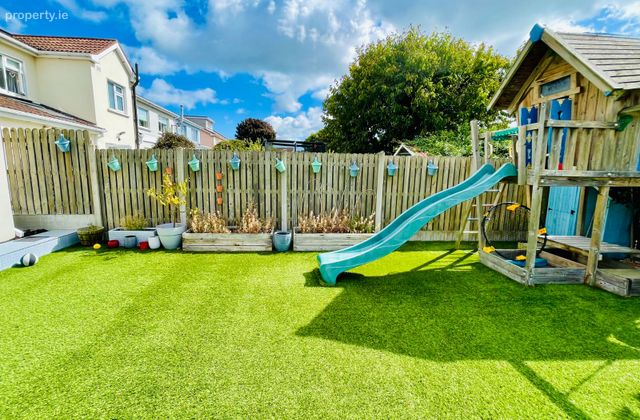 Waterside Crescent, Portmarnock, Portmarnock, Co. Dublin - Click to view photos