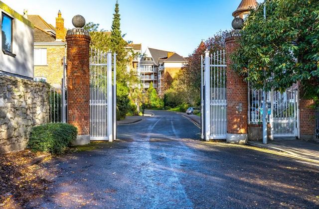 1 Bed Ground Floor The Sweepstakes, Ballsbridge Park, Sandymount, Dublin 4 - Click to view photos