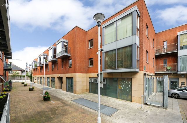 Townhouse 5, Brabazon Hall, Ardee Street, Dublin 8 - Click to view photos