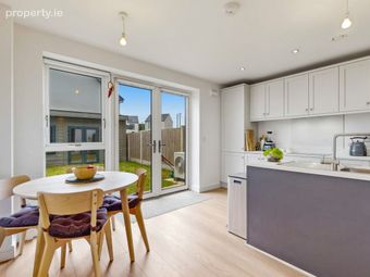 18 The Courtyard, Kilmartin Grove, Hollystown, Dublin 15 - Image 4