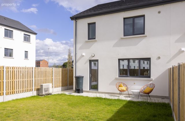 Large 3 Bedroom House, Adamstown, Adamstown, Co. Dublin - Click to view photos