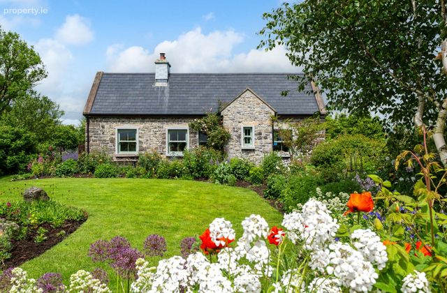 Nead An Dreoil&iacute;n, Rathgranagher, Hollymount, Co. Mayo, Hollymount, Co. Mayo - Click to view photos