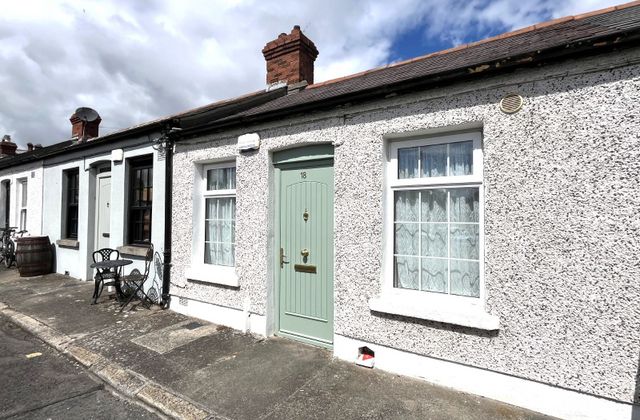 18 Findlater Street, North Circular Road, Stoneybatter, Dublin 7 - Click to view photos
