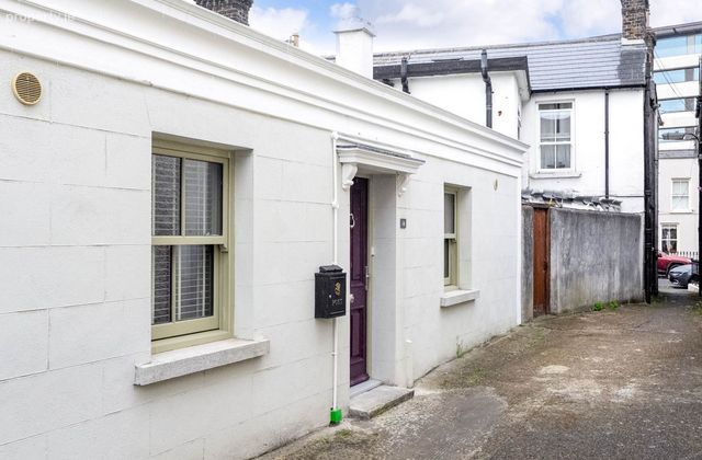 14 Albert Court East, Dublin 2, Co. Dublin, Grand Canal Dock, Dublin 2 - Click to view photos
