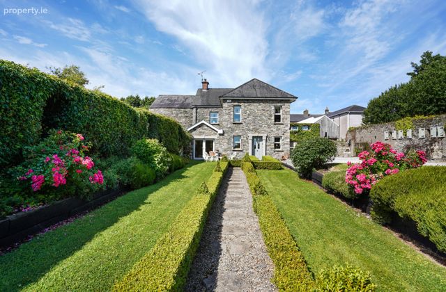 Na Clocha Lia, Station Road, Kingscourt, Co. Cavan - Click to view photos