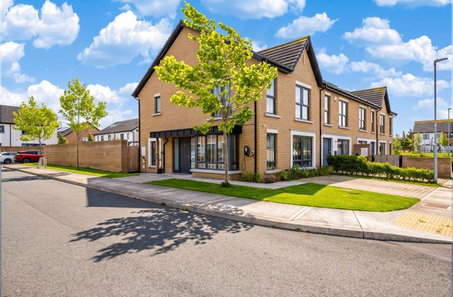 18 Hollywoodrath Place, Hollystown, Dublin 15 - Click to view photos
