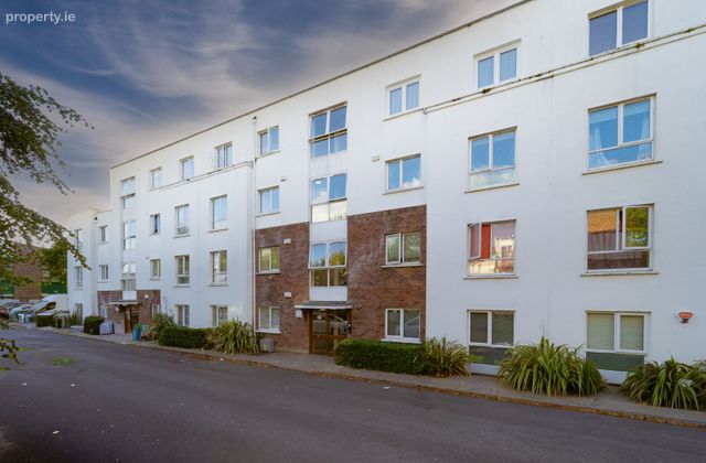 31 Foxford Court, Lucan, Co. Dublin - Click to view photos
