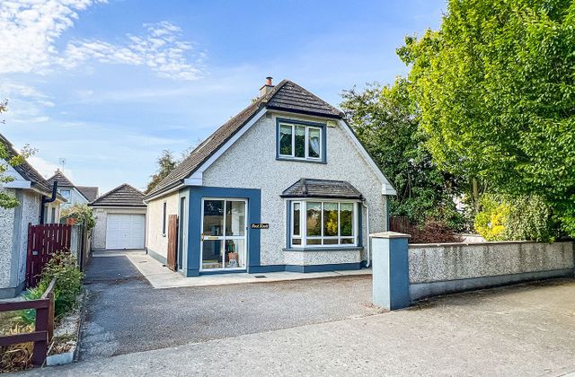 'post Knott', No. 4 Oaklawns, Paulstown, Co. Kilkenny - Click to view photos