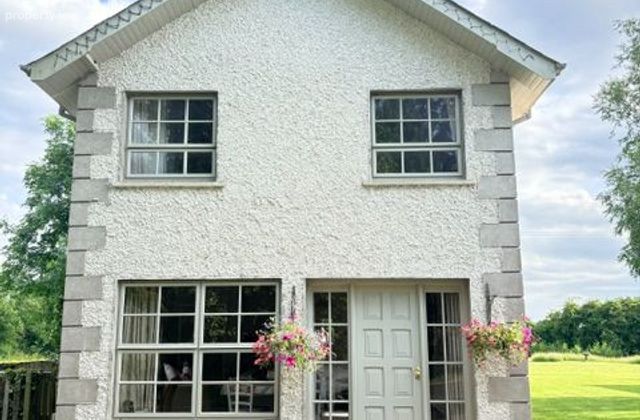 Ballysaxplain, The Curragh, Co. Kildare - Click to view photos