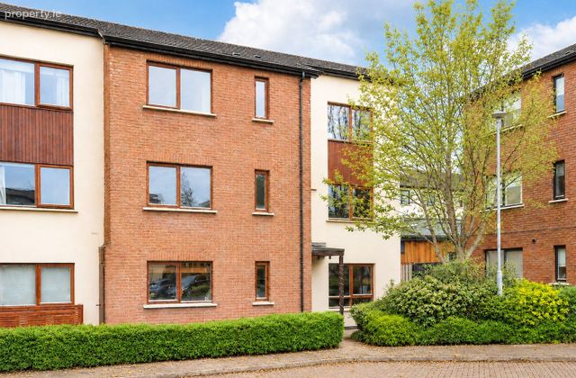 68 Hunters Walk, Hunterswood, Ballycullen, Dublin 24 - Click to view photos