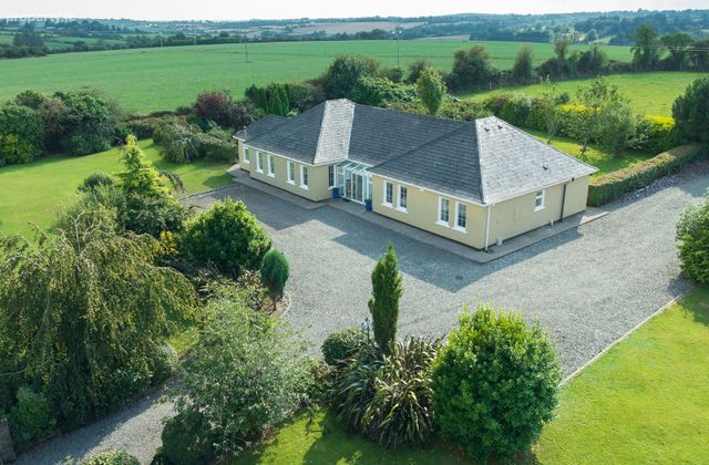Hillview Farm, Barnaviddane, Inch, Co. Cork - Click to view photos
