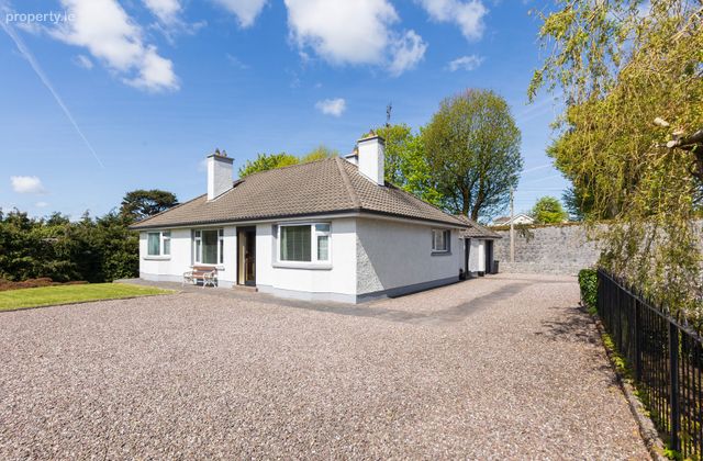 Moyvane, Castleredmond, Midleton, Co. Cork - Click to view photos