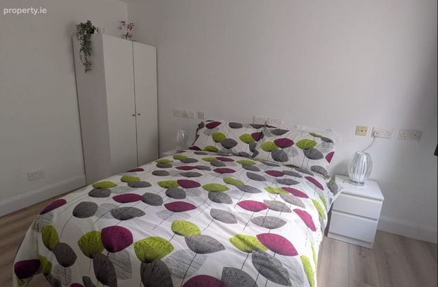 Castleknock Square, Castleknock, Dublin 15 - Click to view photos