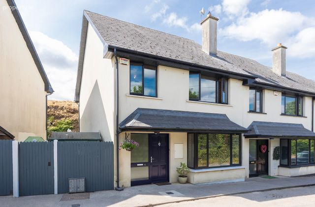 4 Lakeview, Rostellan, Co. Cork - Click to view photos