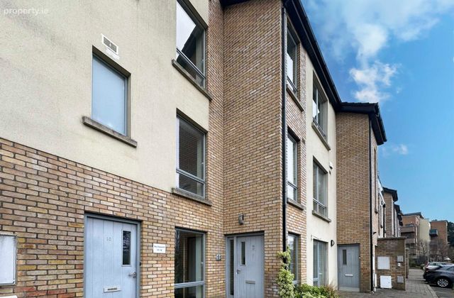 17 The Crescent, Carrickmines Green, Carrickmines, Dublin 18 - Click to view photos