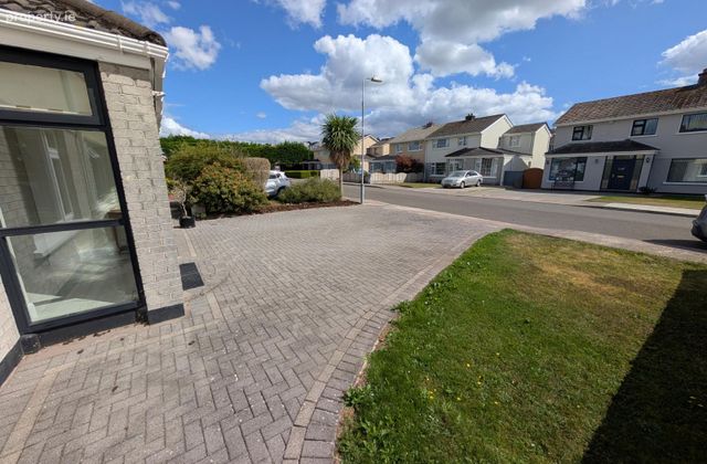 13 Pembroke Wood, Passage West, Co. Cork - Click to view photos
