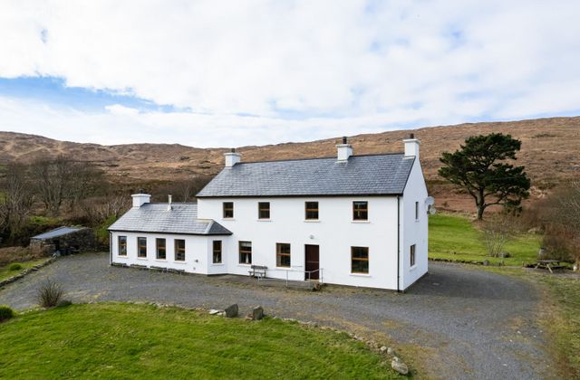 Knockeens, Durrus, Bantry, Co. Cork - Click to view photos