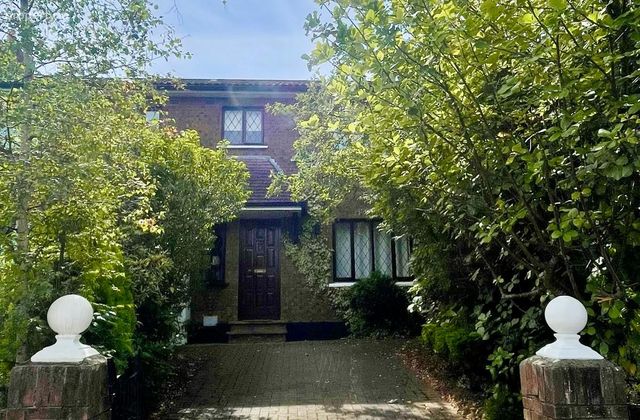 20 Foxrock Mount, Dublin 18, Foxrock, Dublin 18 - Click to view photos