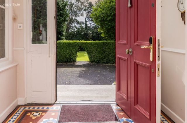 D&uacute;n Mhuire, Seafield Road, Killiney, Co. Dublin - Click to view photos