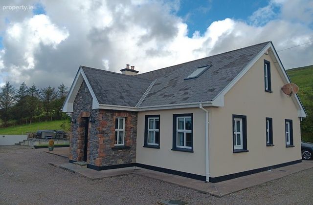Farna, Castlemaine, Killarney, Co. Kerry, White Gate Cross Roads, Co. Kerry - Click to view photos