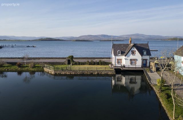 Sealodge Cottage, Seafield, Bantry, Co. Cork - Click to view photos