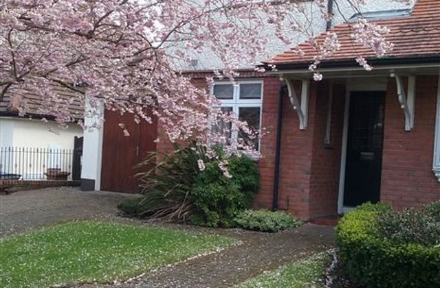 A Large House In Saint Helens Wood , Booterstown , Dublina94nw21, Stillorgan, Co. Dublin - Click to view photos