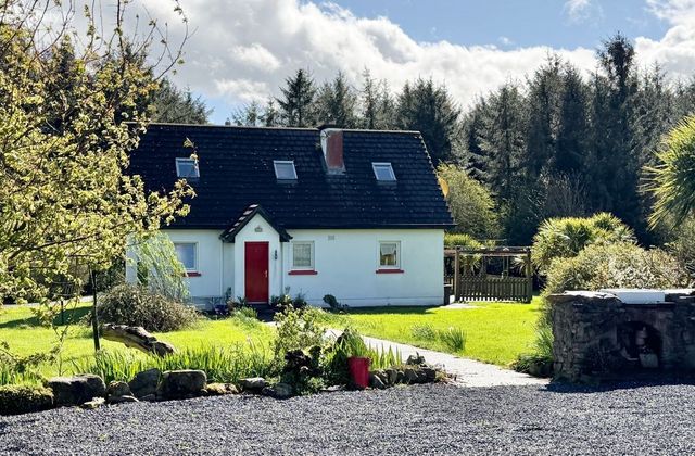 Saint Michael's Field, Tinock, Ballingarry, Ballingarry, Co. Tipperary - Click to view photos