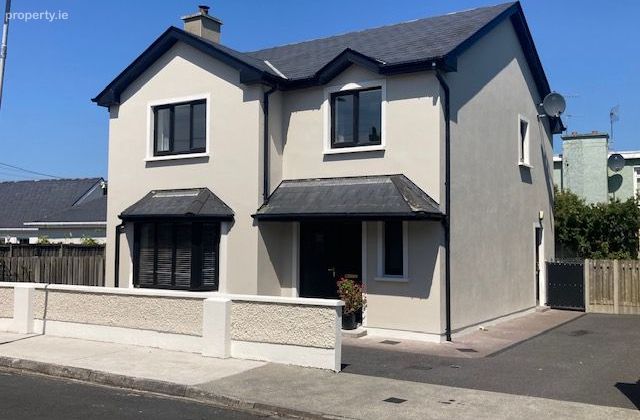 Station Road, Glenbeigh, Co. Kerry - Click to view photos