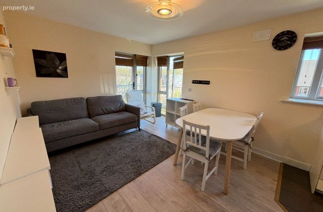 14 Grianan Fidh, Aiken's Village, Stepaside, Dublin 18 - Click to view photos