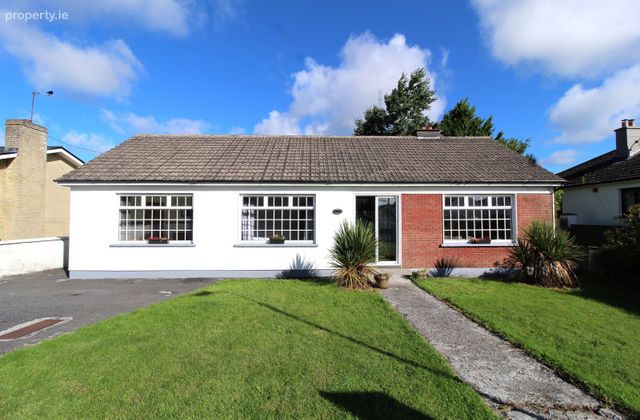 Tara House, 35 Knockaulin Drive, Ferbane, Co. Offaly - Click to view photos