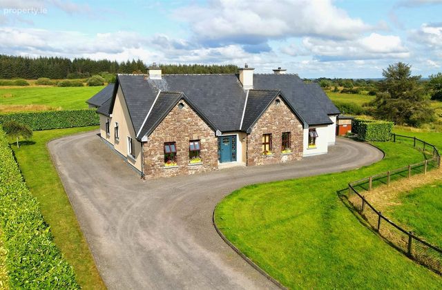 Cross South, Ballaghaderreen, Co. Roscommon, Ballaghaderreen, Co. Roscommon - Click to view photos