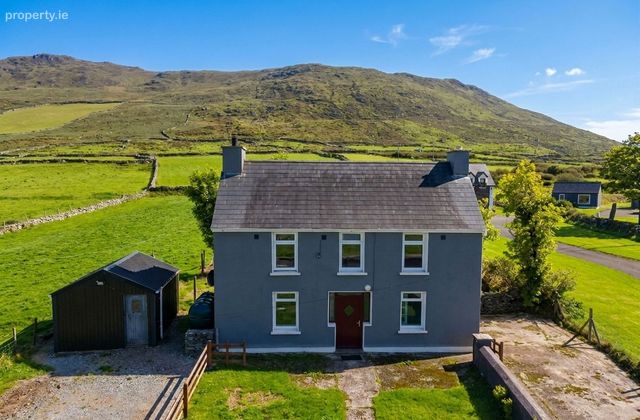 Caherscullibeen, Ballydavid, Co. Kerry - Click to view photos