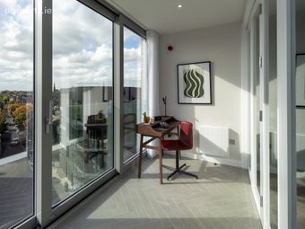 Apt 18 Gate House, The Locks, Charlemont Square, Dublin 2 - Image 3