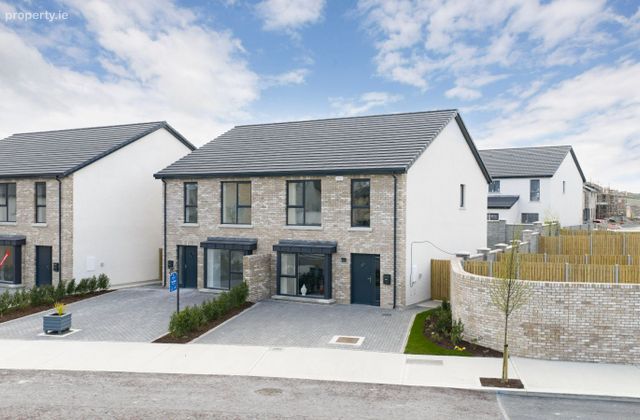 Drayton, Raynoldstown Village, Dundalk, Co. Louth - Click to view photos