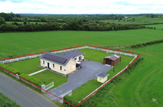 Hawthorn Cottage, Ballinalone, Drumraney, Co. Westmeath - Click to view photos