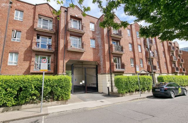 Apartment 11, Trinity Square, Townsend Street, Dublin 2 - Click to view photos