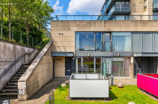 12 Temple Court, Milltown Avenue, Mount Saint Anne's, Dublin 6 - Click to view photos