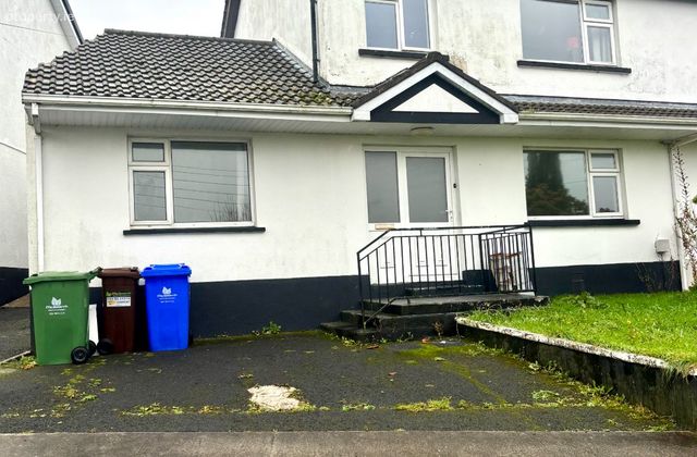 13 Kennedy Gardens, Castlebar, Co. Mayo - Click to view photos