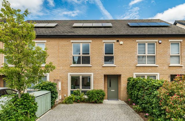 10 Oak Park Avenue, Oak Park, Naas, Co. Kildare - Click to view photos