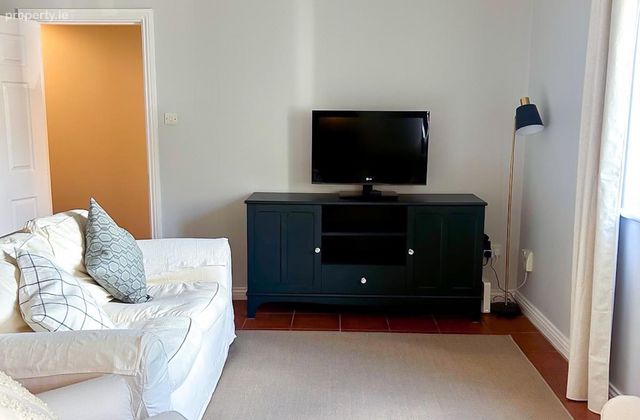 College Road, Galway, Modern 2-bed Apartment | &euro;2,500/month, Bohermore, Co. Galway - Click to view photos