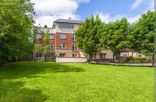 Saggart Lodge Court, Citywest, Co. Dublin - Click to view photos